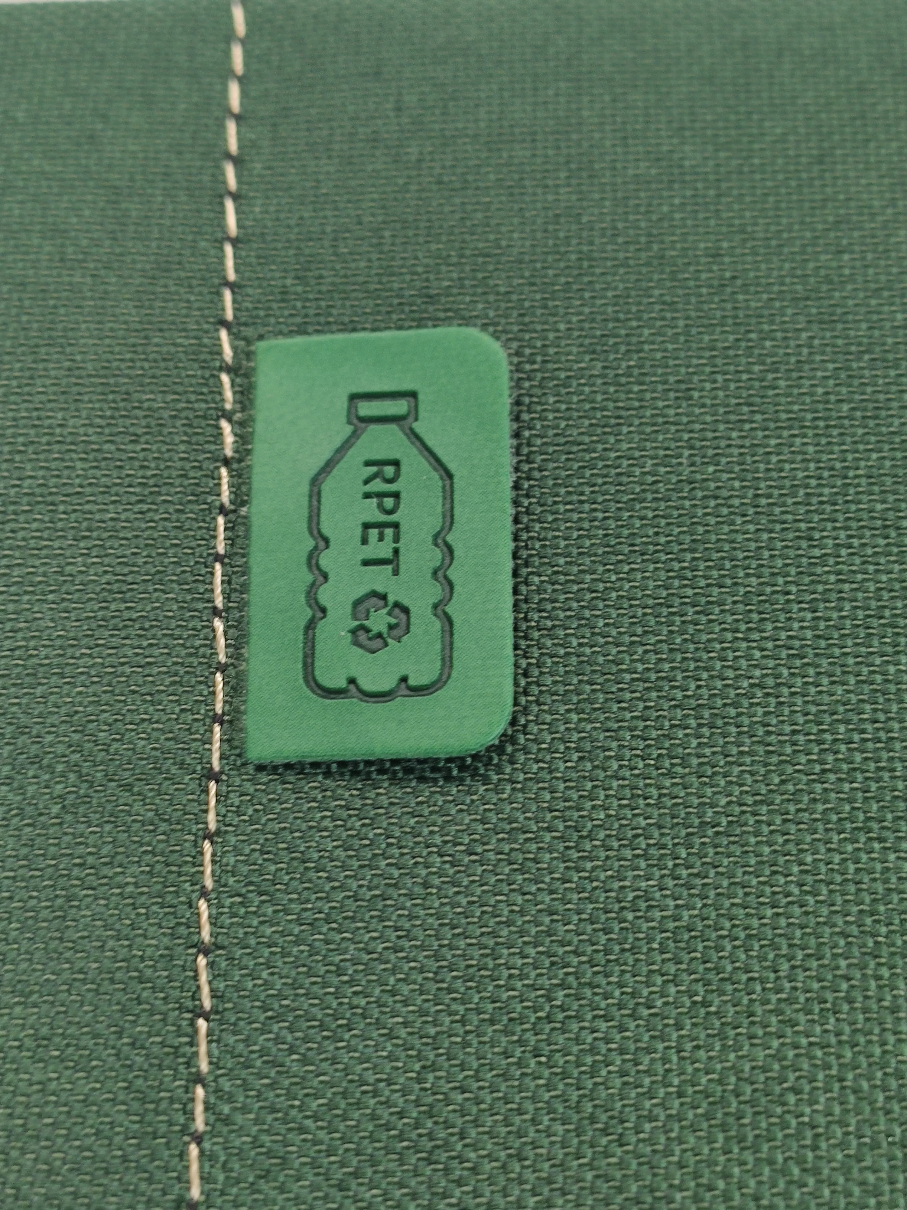 Etiqueta que certifica la producción mediante un material ecológico y sostenible: plastico reutilizado. Cuadernos de la marca Didex. 